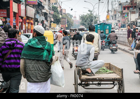 Straßenszene mit Fußgängern und verschiedene Formen des Verkehrs einschließlich Rikschas, Wagen, Motorräder Alt-Delhi, Indien, Asien Stockfoto