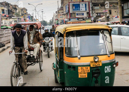 Straßenszene mit verschiedenen Formen des Verkehrs einschließlich Rikschas, Tuk Tuks und Autos, Alt-Delhi, Indien, Asien Stockfoto