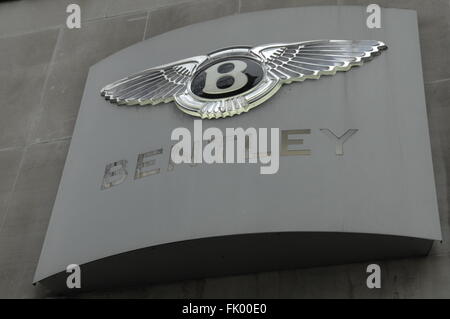 Bentley-Auto-Logo Schild Jack Barclay Autohaus in Berkeley Square in London England. Stockfoto