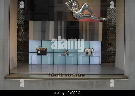 Louis Vuitton Schaufenster an ihr Flaggschiff London Store in Bond Street London UK, Stockfoto