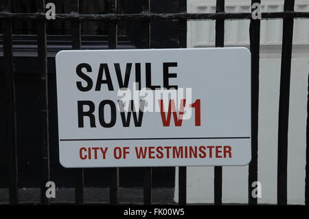 Savile Row Straßenschild auf Geländer-London, UK Stockfoto