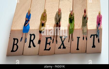 Das Wort Brexit mit Miniatur-Leute sitzen an der Spitze. Stockfoto