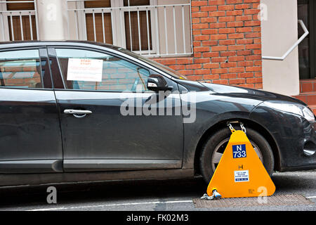 Wegfahrsperre, Rad-Klemme auf dem Rad eines Autos geparkt in einer verbotenen Parkzone, Dublin, Republik Irland, Europa. Stockfoto