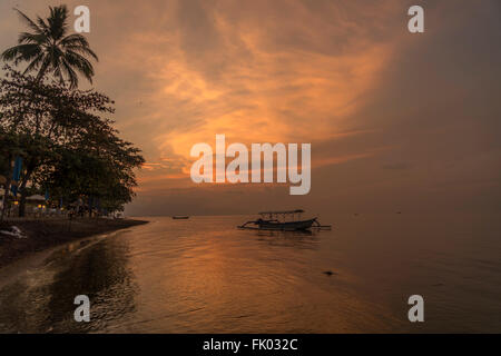 Sonnenuntergang am Lovina Strand, Lovina, Bali, Indonesien Stockfoto