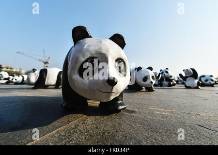 (160304)--BANGKOK, 4. März 2016 (Xinhua)--Foto am 4. März 2016 zeigt Papiermaché Pandas während einer Ausstellung des Papiermaché Kunstwerks "1600 Pandas" auf dem Sanam Luang Platz in Bangkok, Thailand. "1600 Pandas', ein Papiermaché Kunstwerk erstellt im Jahr 2008 vom französischen Künstler Paulo Grangeon für den World Wildlife Fund (WWF), begann seine Thailand Ausstellungstournee am Freitag eine erste Flashmob-Show im Bangkoks Sanam Luang Platz, die für drei Stunden dauerte. Die 1.600 Papier Pandas um neun Uhr erscheint mehr Haltestellen in Bangkok und Ayutthaya bevor die Ausstellungstour am 10. April endet. Stockfoto