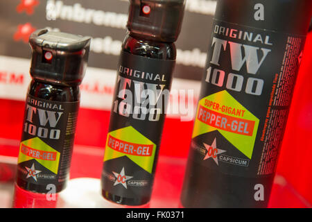 Nürnberg, Deutschland. 4. März 2016. Pfefferspray ist auf dem Stand von Kh-Security bei der Jagd- und Sportwaffen Messe IWA OutdoorClassics in Nürnberg, 4. März 2016 ersichtlich. Auf der IWA mehr als 1400 Aussteller präsentieren Jagd und Sportwaffen, Munition, Messer, Outdoor-Gadgets und Zubehör. Foto: DANIEL KARMANN/Dpa/Alamy Live News Stockfoto