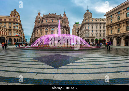 Italien Ligurien Genua Piazza De Ferrari-Tag 8. Februar 2016, während der "internationalen Epilepsie Tag" der Brunnen der Piazza de Ferrari lila gefärbt worden hat Stockfoto