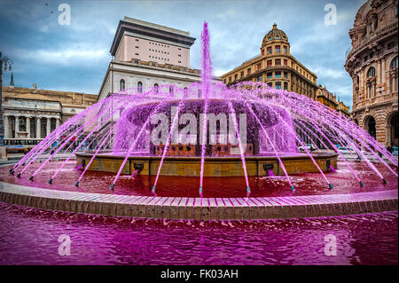 Italien Ligurien Genua Piazza De Ferrari-Tag 8. Februar 2016, während der "internationalen Epilepsie Tag" der Brunnen der Piazza de Ferrari lila gefärbt worden hat Stockfoto