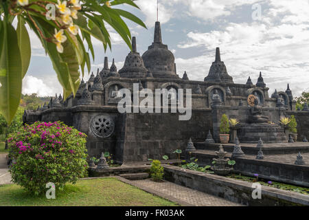 Stupas und Statuen im buddhistischen Tempel Brahma Vihara Ashrama, Banjar, Lovina, Bali, Indonesien Stockfoto