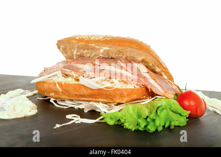 Appetitlich große leckere frische Burger mit grünem Salat Tomate Kohl Speck Schnitzel und Weißbrot mit Sesam auf weißen Backgr Stockfoto