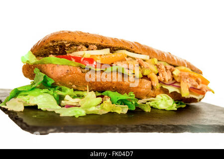 Frische gesunde Thunfisch-Sandwich-Baguette mit Gemüse. Hause auf schwarze Schale Platte, verzehrfertige. Brasilianische Beirut. Brot mit Stockfoto