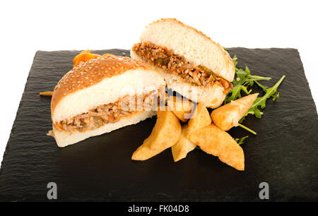 Sloppy Joe Hackfleisch Sandwich mit Pommes Frites und grünem Salat. Leckere gesunde Burger Brot mit Kartoffeln und Hackfleisch / Faschiertes über W Stockfoto