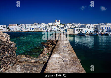 Gepflasterte Straße, von der die Überreste einer byzantinischen Zinne, die zu das Dorf der Griechischen Insel Paros, Griechenland Stockfoto