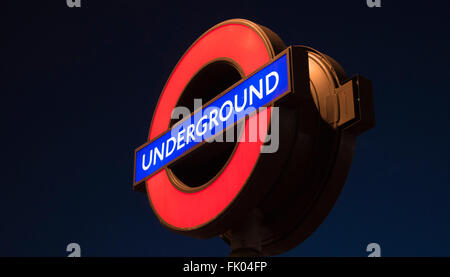 Westminster, London, UK 15. Februar 2016 London Underground Symbol außerhalb Westminster Tube Station Stockfoto