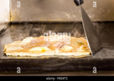 Nahaufnahme von lecker gebratene Rührei auf Grillen. Lecker gekocht Rührei close-up, Grilledeggs Braten auf dem Grill Stockfoto