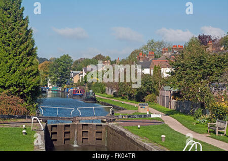 Berkhamsted, Hertfordshire, Grand Union Canal, schmale Boote und Lock, Stockfoto