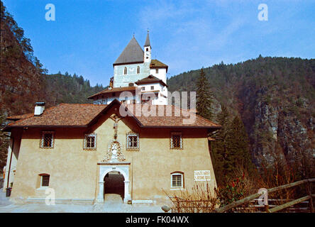 Italien, Trentino Alto Adige, Trento Bezirk, Val di Non, Wallfahrtskirche San Romedio Stockfoto