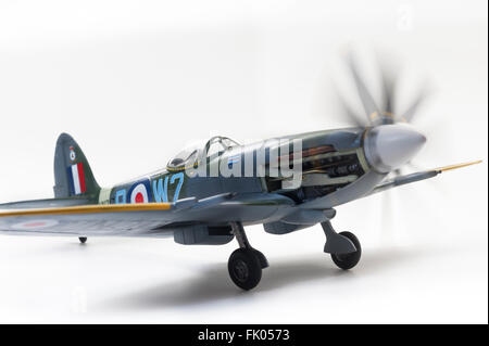 Supermarine Spitfire Mk24 WW11, RAF Markierungen. 01:32 feine Maquette auf weißen Studio-Hintergrund. Stockfoto