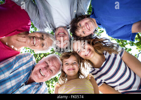 Lächelnde Familie mit ihren Köpfen in einem Kreis Stockfoto