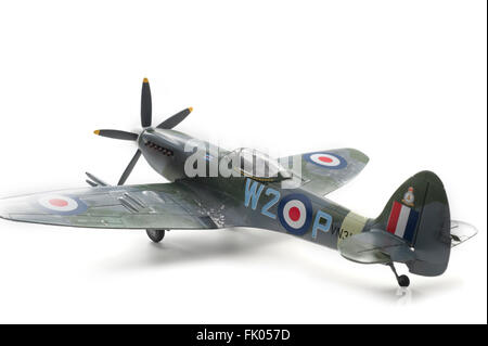 Supermarine Spitfire Mk24 WW11, RAF Markierungen. 01:32 feine Maquette auf weißen Studio-Hintergrund. Stockfoto