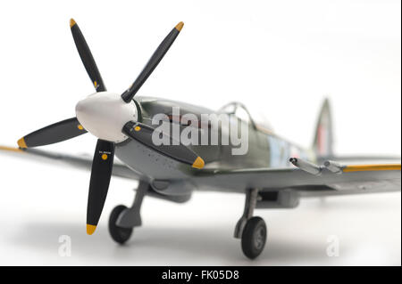 Supermarine Spitfire Mk24 WW11, RAF Markierungen. 01:32 feine Maquette auf weißen Studio-Hintergrund. Stockfoto