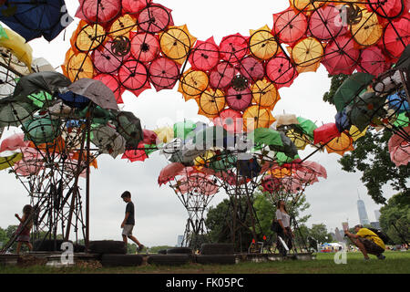 Organisches Wachstum, eine Outdoor-Kunstinstallation von Izaskun Chinchilla Architekten auf dem Display auf Governors Island in New York City Stockfoto