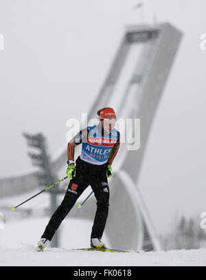 Weibliche Biathletin Laura Dahlmeier Deutschlands in Aktion während einer Trainingseinheit bei den Biathlon-Weltmeisterschaften in der Holmenkollen Ski Arena in Oslo, Norwegen, 4. März 2016. Foto: Hendrik Schmidt/dpa Stockfoto