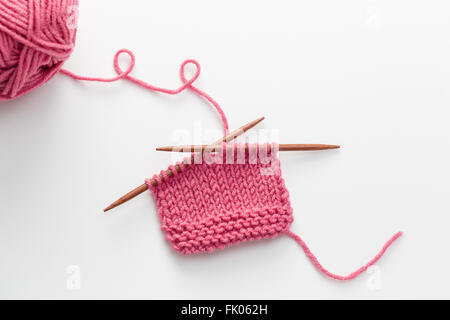Unvollständige Strickprojekt mit hölzernen Nadeln Stockfoto