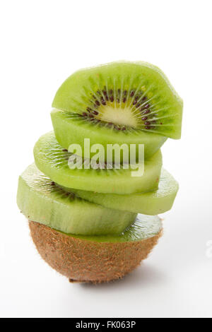 Frische Stücke Kiwifrucht isoliert auf weißem Hintergrund Stockfoto