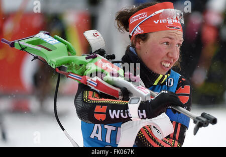 Weibliche Biathletin Laura Dahlmeier Deutschlands in Aktion während einer Trainingseinheit bei den Biathlon-Weltmeisterschaften in der Holmenkollen Ski Arena in Oslo, Norwegen, 4. März 2016. Foto: Hendrik Schmidt/dpa Stockfoto