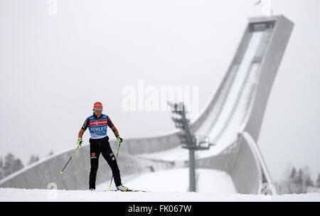 Weibliche Biathletin Laura Dahlmeier Deutschlands in Aktion während einer Trainingseinheit bei den Biathlon-Weltmeisterschaften in der Holmenkollen Ski Arena in Oslo, Norwegen, 4. März 2016. Foto: Hendrik Schmidt/dpa Stockfoto