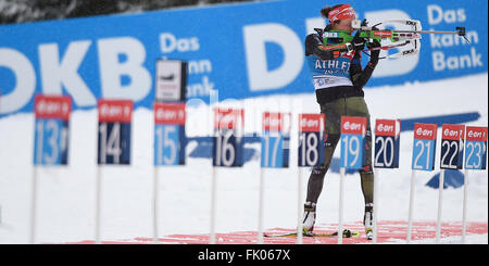 Weibliche Biathletin Laura Dahlmeier Deutschlands in Aktion während einer Trainingseinheit bei den Biathlon-Weltmeisterschaften in der Holmenkollen Ski Arena in Oslo, Norwegen, 4. März 2016. Foto: Hendrik Schmidt/dpa Stockfoto