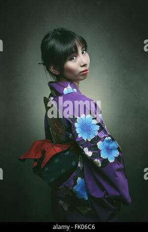 Schöne Japanerin im traditionellen Kimono Kleid. Studio gedreht Stockfoto
