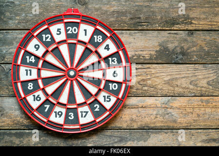Dartscheibe auf Holz Wand (Hit Target Darts Stockfotografie - Alamy