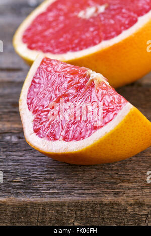 Scheibe von Grapefruit auf einem hölzernen Hintergrund Stockfoto