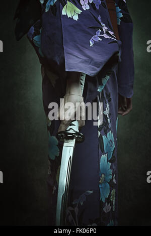 Detail der Samurai-Schwert. Frau im traditionellen kimono Stockfoto