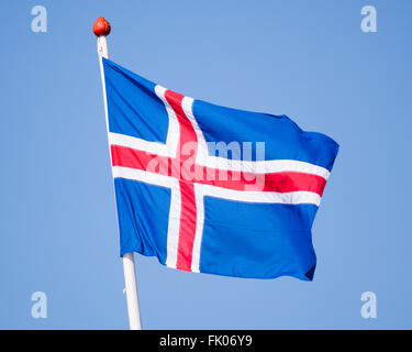 2. August 2015 - blaue Insel Vigur, Westfjorde, Island - die Nationalflagge von Island, mit einem weißen Kreuz und ein rotes Kreuz im Inneren der weißen Kreuz fliegenden Insel Vigur in Isafjördur Bucht, Westfjorde. Der Tourismus ist ein wachsender Sektor der Wirtschaft mit Island immer ein beliebtes Touristenziel geworden. (Kredit-Bild: © Arnold Drapkin über ZUMA Draht) Stockfoto