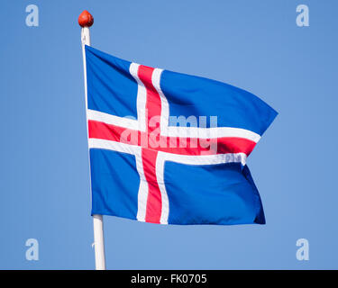 2. August 2015 - blaue Insel Vigur, Westfjorde, Island - die Nationalflagge von Island, mit einem weißen Kreuz und ein rotes Kreuz im Inneren der weißen Kreuz fliegenden Insel Vigur in Isafjördur Bucht, Westfjorde. Der Tourismus ist ein wachsender Sektor der Wirtschaft mit Island immer ein beliebtes Touristenziel geworden. (Kredit-Bild: © Arnold Drapkin über ZUMA Draht) Stockfoto