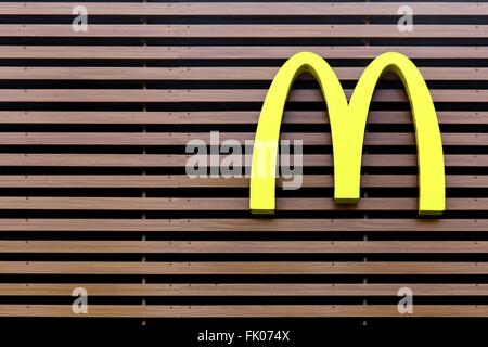 McDonald's-Logo an der Wand Stockfoto