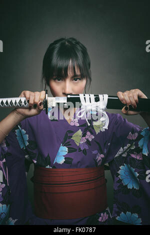 Japanerin mit Samurai-Schwert. Macht und Rache Stockfoto