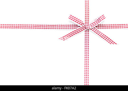 Rot kariertes Band und Bogen isoliert auf weißem Hintergrund Stockfoto