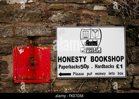 Hay-on-Wye, Wales, UK. Melden Sie verkündet Preise für Taschenbuch und Hardcover Bücher in unbemannten Bücherstand auf Heu-Burg. Stockfoto