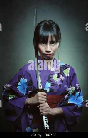 Porträt einer Frau Samurai. Dunkle Studioaufnahme Stockfoto