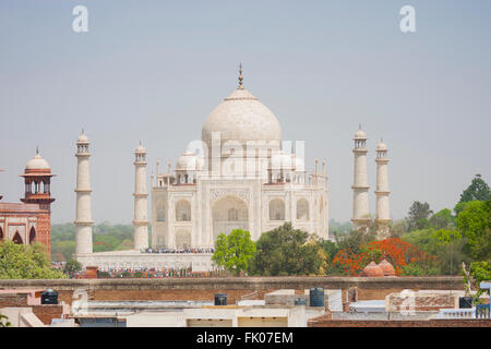 Agra, Indien. Blick auf das Taj Mahal in Agra Dächer angeschaut Stockfoto