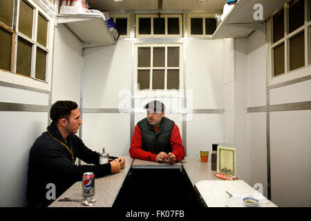 Schwarzen Taxifahrer.  Shane Moran und Ricky Goldblatt Londoner Taxifahrern in der Russell Square Cafe. Stockfoto