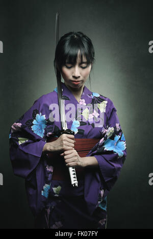 Samurai Katana Schwert Woman. Dunkle Studioaufnahme Stockfoto