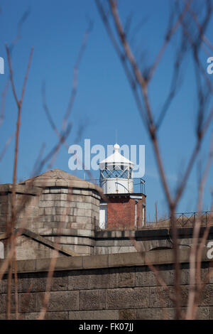 Der Leuchtturm auf der Oberseite der Batterie Unkraut ist bei Fort Wadsworth in Staten Island sehen. Stockfoto