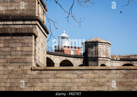 Der Leuchtturm auf der Oberseite der Batterie Unkraut ist bei Fort Wadsworth in Staten Island sehen. Stockfoto