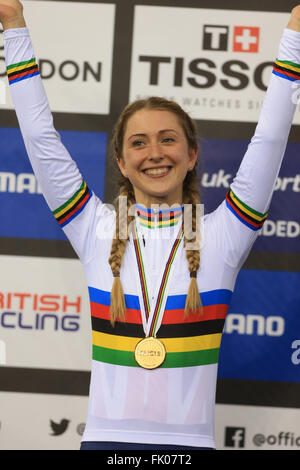 Lee Valley Velo Centre, London UK. 4. März 2016. UCI-Weltmeisterschaften. Woomens final Scratch. TROTT Laura (GBR) gewinnt Gold auf dem Podium © Action Plus Sport/Alamy Live News Stockfoto