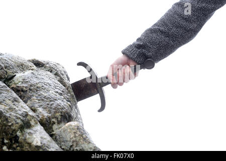 Hand des tapferen Ritters versucht, das magische Schwert Excalibur in den Stein zu entfernen Stockfoto
